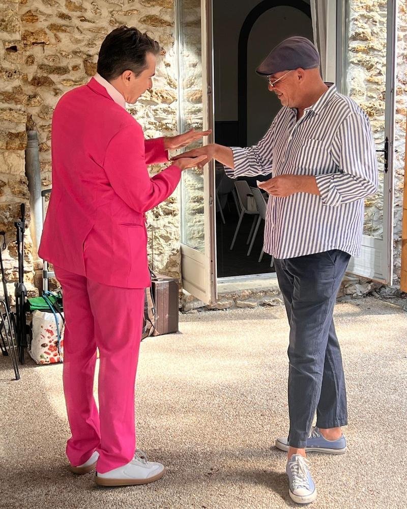 Monsieur Sucre, magicien, présente un tour de close-up à un invité lors d'un mariage